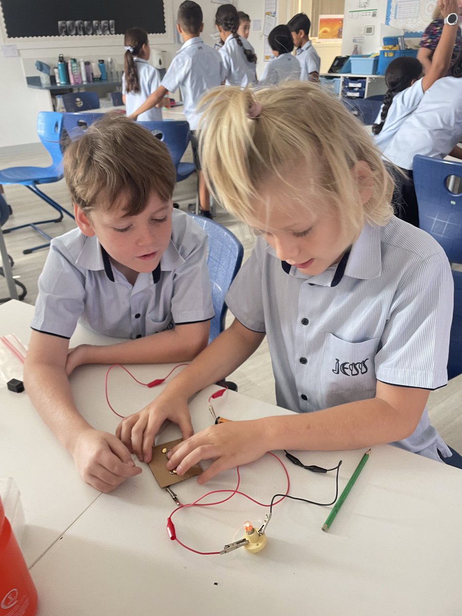 JESSPrimaryYR4's tweet photo. This week in science, Year 4 made their own switches using classroom materials to help develop their understanding of complete and incomplete circuits. Great work Year 4! #JESSPriScience https://t.co/PbZu2c04FB