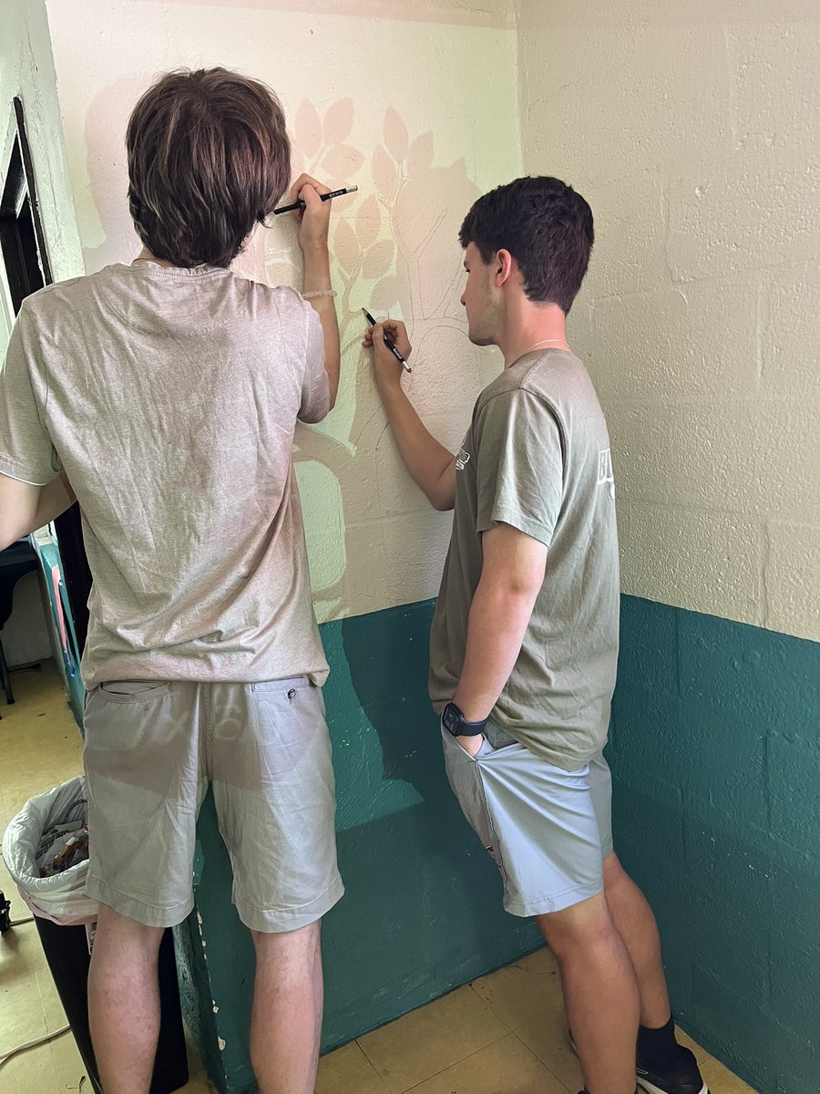 chccampusmin's tweet photo. Homestead Immersion Day 4- Today was a long, but productive day here at the South Dade Camp! In the morning, we got back to work painting our mural project for the La Salle Educational Center, which is going quite smoothly! (1/4) https://t.co/pO4Uzuo01b