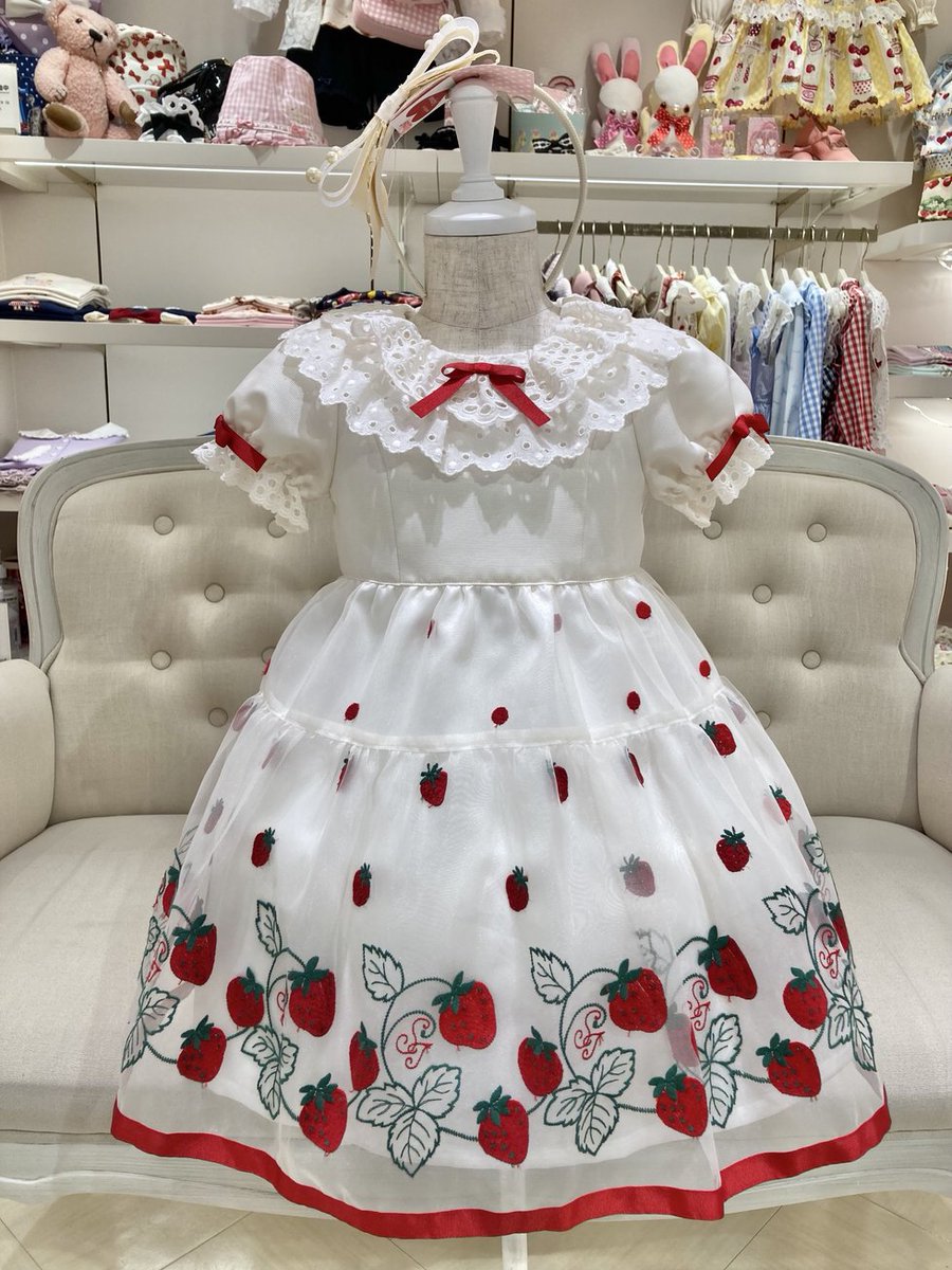 透け感のあるオーガンジーに、可愛らしい #いちご柄 をちりばめた豪華