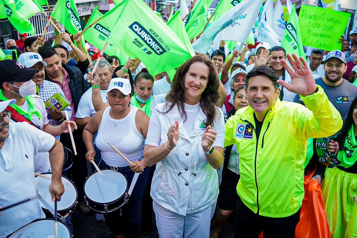 RQuinonezL's tweet photo. Juntos hemos vivido grandes acontecimientos y confirmamos que los capitalinos tenemos un espíritu fuerte, con sólidos valores familiares que nos ayudan a superar los retos y adversidades. ¡Un éxito el recorrido y el foro de esta noche! #SigamosAdelante #ForosCiudadanos No. 4 https://t.co/jX5kASu8Zv