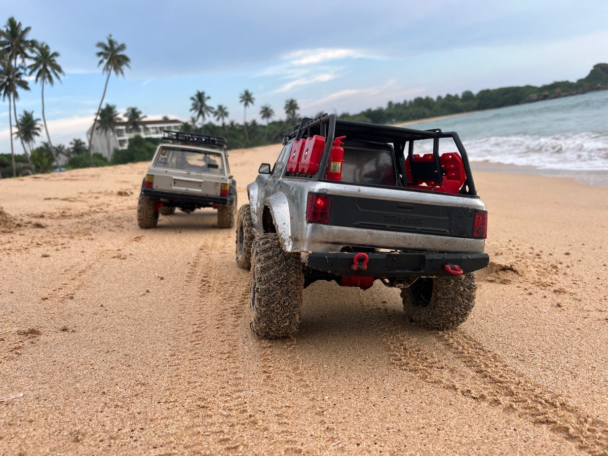 We had an amazing weekend at Ahungalla Beach - Sri Lanka 🏝️🇱🇰 
Two most capable rigs did pretty good on the sand.

- Traxxas TRX4 Sport 4x4
- Axial scx10ii Jeep Cherokee 

#rchutyoutube #rchutforlife #rchutstudiopresents #rchutfortherescue #rchutcustomes #rchutbuilds