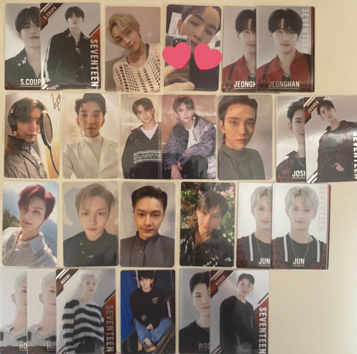 Carat_sr's tweet photo. @__m_m_xx 初めまして！コメント失礼致します🙇‍♀️
こちら所持しているのですが、💕のジョンハンと交換可能でしょうか？
n:1でも可能なのでご検討お願い致します💦 https://t.co/MlBPlQ5LeQ