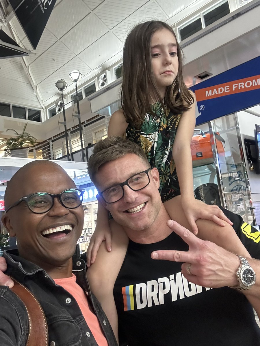 umjaka's tweet photo. #Nomakanjani @ColNomakanjani respect &amp; love mdlali ❤️👊🏾 Thanks to your family for their generosity &amp; letting us greet you 🙏🏾  #AM 🥊 https://t.co/5aML5dSUeQ