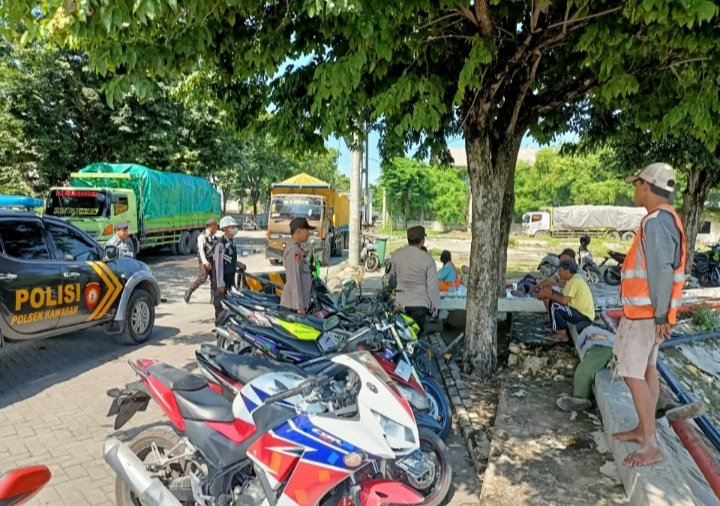 kp3gresik's tweet photo. "JUM'AT CURHAT " Kapolsek Kawasan Dengan Para Sopir Di Pelabuhan
#polsekkawasanpelabuhan
#polresgresik #poldajatim #polresgresik_official #infogresik #kapolresgresik #kp3gresik #polisi #polisilalulintas #jawatimur #gresik #jum'atcurhat https://t.co/uhrP98IOEP