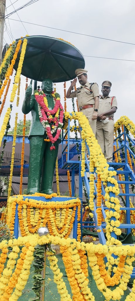 spvikarabad's tweet photo. బహుముఖ ప్రజ్ఞాశాలి డా.బి.ఆర్. అంబేద్కర్ గారి జయంతి సందర్భంగా అయన  విగ్రహానికి పూలమాల వేసి మహనీయునికి ఘన నివాళులు అర్పించిన జిల్లా SP శ్రీ N. కోటి రెడ్డి IPS గారు.#AmbedkarJayanti2023 https://t.co/vW3qw0Zxr2