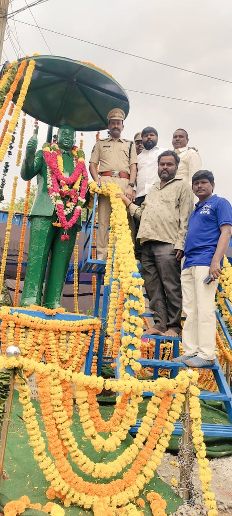 spvikarabad's tweet photo. బహుముఖ ప్రజ్ఞాశాలి డా.బి.ఆర్. అంబేద్కర్ గారి జయంతి సందర్భంగా అయన  విగ్రహానికి పూలమాల వేసి మహనీయునికి ఘన నివాళులు అర్పించిన జిల్లా SP శ్రీ N. కోటి రెడ్డి IPS గారు.#AmbedkarJayanti2023 https://t.co/vW3qw0Zxr2