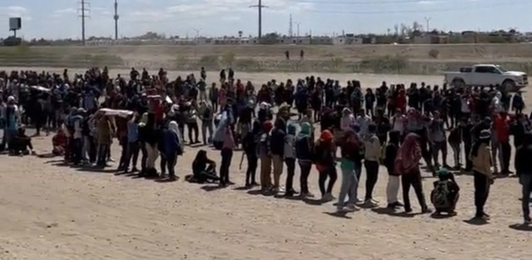 BenBergquam's tweet photo. El Paso, Texas hitting records with thousands of illegals crossing as the Democrats border invasion gets worse! This is why they’re attacking President Trump, hoping that you won’t see what they are doing right in front of our eyes! Allowing this is un-American! Supporting it is treason! 
@RealAmVoice @AgueroForTexas @Oscarelblue @BensmanTodd @Michael_Yon @CabelloAuden