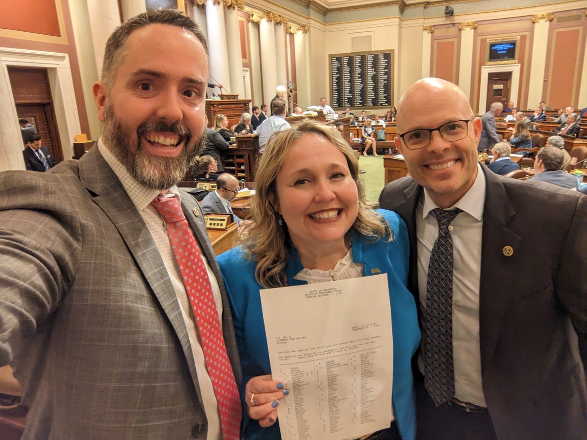 emmagreenman's tweet image. In the North Star State, we just passed #DemocracyForThePeopleAct in the #mnleg House. The debate reflected the choice we have in front of us. Today, we choose democracy. We choose to be a North Star by strengthening multi-racial, multi-generation, gender-inclusive democracy 🗳️💙