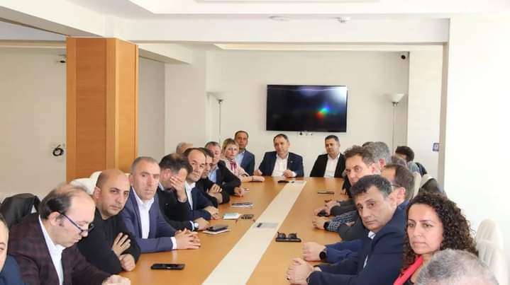 Nisan Ayı İl Divan toplantımız.
-15 Mayıs mutabakat süreci
-Ocak zam oranının yetersizliği, enflasyon, gelir kayıpları, kamu görevlilerinin talep ve beklentileri
-Özlük ve Özgürlük alanlarının genişletilmesi
- Yönetici atama, Alan değişikliği ve zorunlu hizmet affı, 3600 vb.