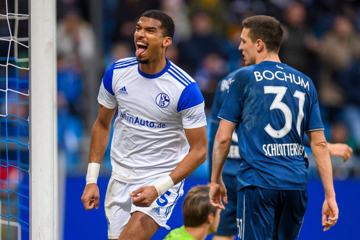 jakobusson's tweet photo. Es ist mal wieder an der Zeit für Fotos von jubelnden Schalkern. Gab es diese Saison nämlich auch schon. Ist das nicht geil, was so ein einzelnes Tor alles auslösen kann? Allein beim Betrachten kickt das Adrenalin. Heute Abend brennt die Halle! #S04 #S04BSC https://t.co/Ez6mJ69j6s