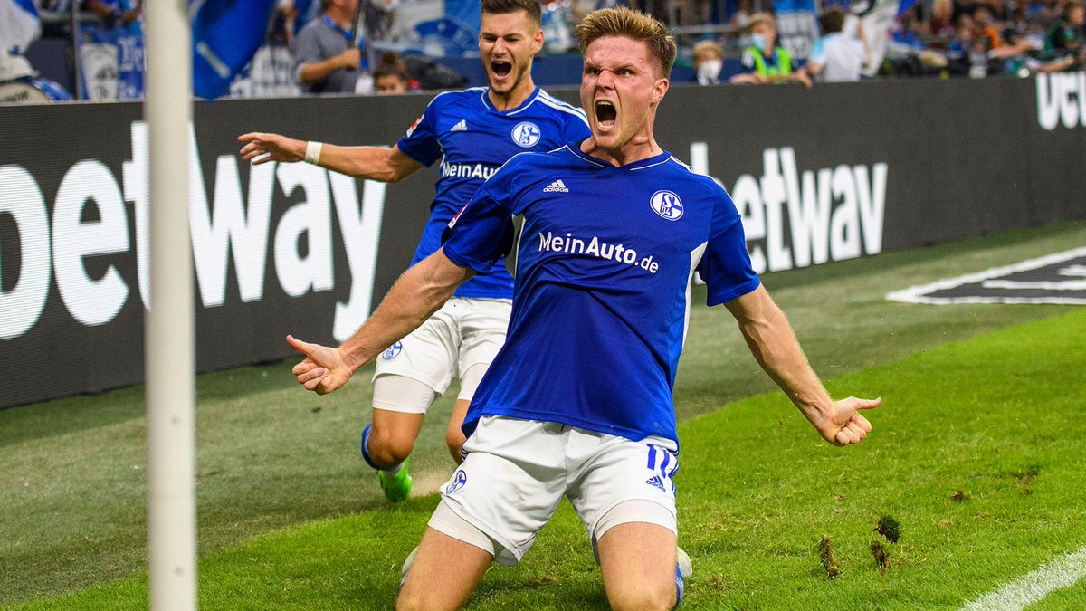jakobusson's tweet photo. Es ist mal wieder an der Zeit für Fotos von jubelnden Schalkern. Gab es diese Saison nämlich auch schon. Ist das nicht geil, was so ein einzelnes Tor alles auslösen kann? Allein beim Betrachten kickt das Adrenalin. Heute Abend brennt die Halle! #S04 #S04BSC https://t.co/Ez6mJ69j6s