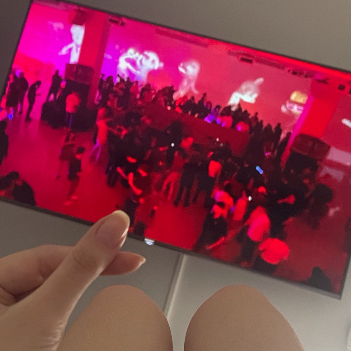 GM ☕️ 8:51am in Paris, rocking in my bed with « No Signal » beasts fam 🖤🤍😆
How are you doing NYC????!!!! I wanna see your beasts and pics😍

<a href="/akidcalledbeast/">a KID called BEAST</a> <a href="/Rafsby/">Rafsby | a KID called BEAST</a> <a href="/CryptoKrad/">Krad</a> <a href="/BigMac_io/">BigMac | No Signal</a> <a href="/akidcalledghost/">WesGhost</a> @girlcalledbeast @akcbfrance 
#BAGMI #AKCB #AGCB