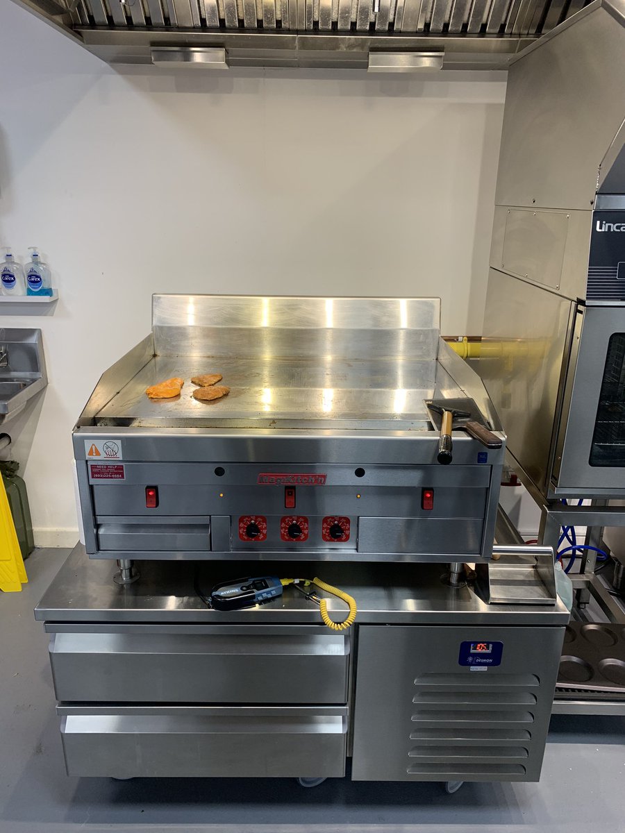 ManiarNazim's tweet photo. Magikitchen Chrome Griddles by Sweetheat for Smash Burgers now in stock. 01924 488619 or 07880 239524 #magikitchen #griddles #chromegriddles #fastfood #takeaway #burgers #smashburgers #restaurant #chef #hospitality #catering #cateringequipment https://t.co/AuH1RVz0hF