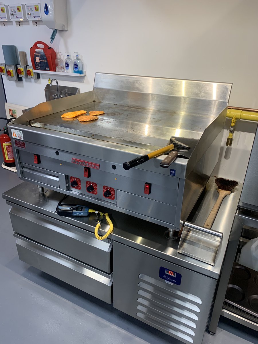 ManiarNazim's tweet photo. Magikitchen Chrome Griddles by Sweetheat for Smash Burgers now in stock. 01924 488619 or 07880 239524 #magikitchen #griddles #chromegriddles #fastfood #takeaway #burgers #smashburgers #restaurant #chef #hospitality #catering #cateringequipment https://t.co/AuH1RVz0hF