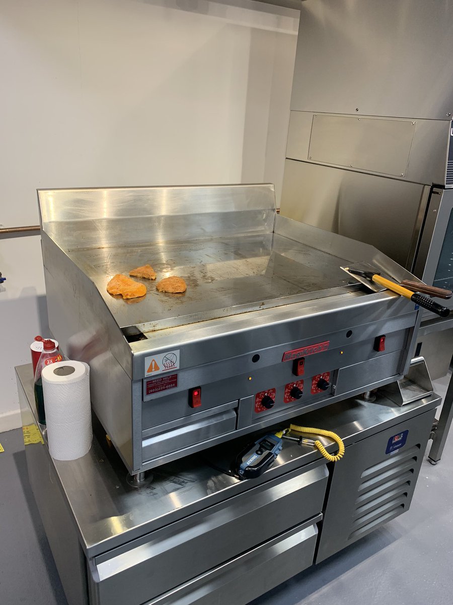ManiarNazim's tweet photo. Magikitchen Chrome Griddles by Sweetheat for Smash Burgers now in stock. 01924 488619 or 07880 239524 #magikitchen #griddles #chromegriddles #fastfood #takeaway #burgers #smashburgers #restaurant #chef #hospitality #catering #cateringequipment https://t.co/AuH1RVz0hF
