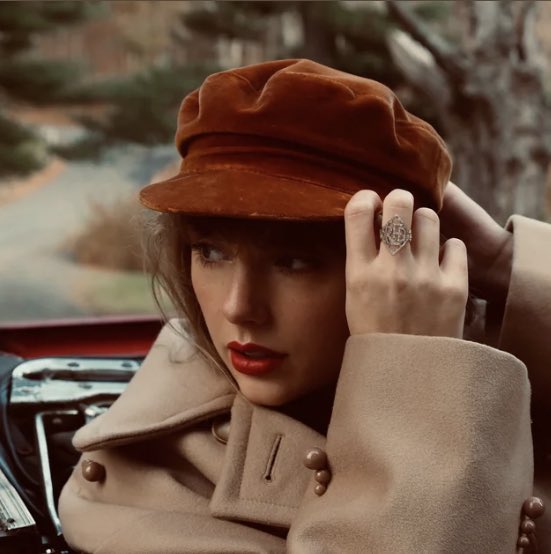 grace9260's tweet photo. Hmmm interesting color choice here… #TaylorSwift #niceboyed @taylorswift13 @taylornation13 https://t.co/ZbnnxYb4CM