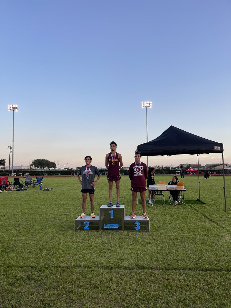 AREA BOUND!!
1600m
Manny Garza District Champ
Julian Andrade 3rd place
Peyton Collier 2nd place
Kiley Jones 4th place