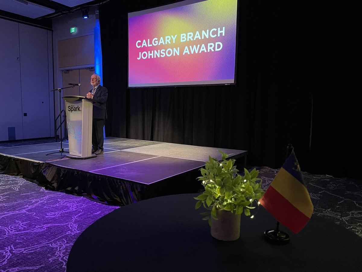 Bertrand_KM's tweet photo. Celebrating @DrJTsang this evening - the 2023 @queensualumni Calgary Branch Johnson Award winner. @QueensPrincipal @QUAA_Board https://t.co/fzdltR2KAl