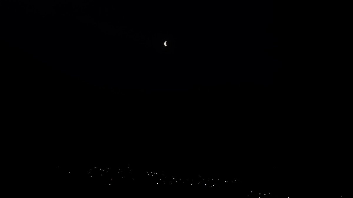 weessyncherries's tweet photo. Moon tonight right after Fajr, one of the signs of Laylatul Qadr.

“the moon looks like half a “jafna” (half a plate).” https://t.co/QMZxamL04g