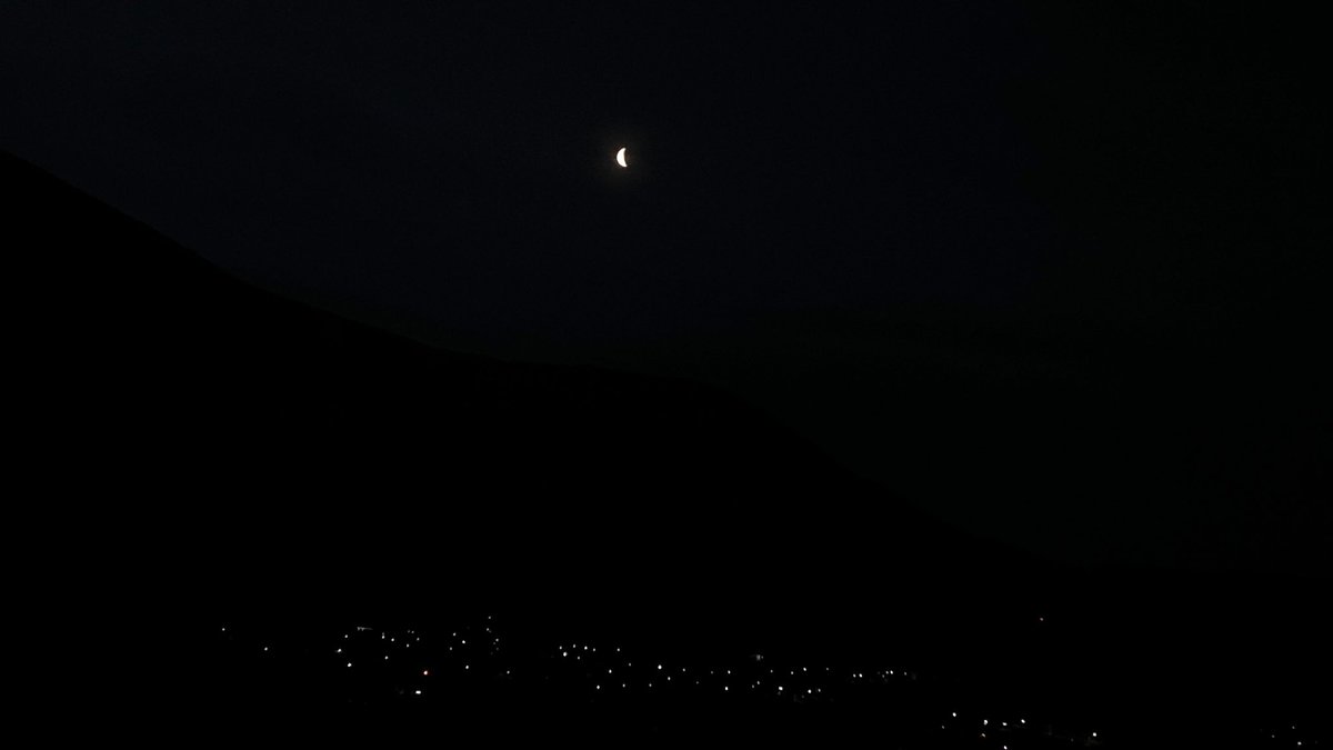 weessyncherries's tweet photo. Moon tonight right after Fajr, one of the signs of Laylatul Qadr.

“the moon looks like half a “jafna” (half a plate).” https://t.co/QMZxamL04g