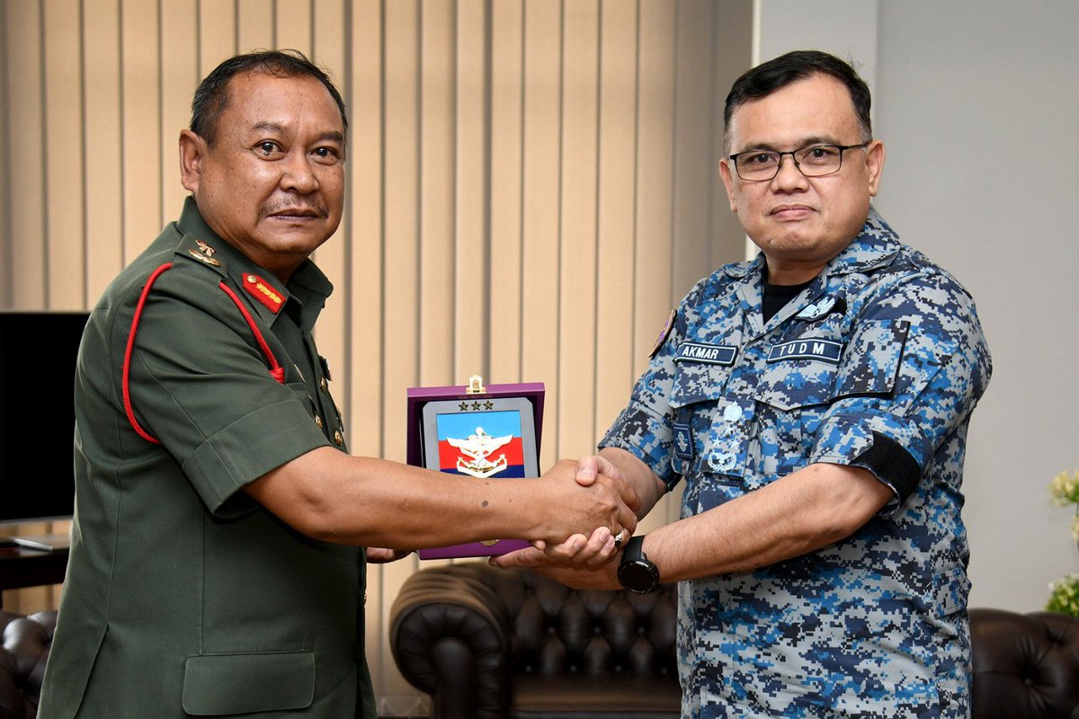 Panglima Angkatan Bersama, Leftenan Jeneral Dato’ Noor Mohamad Akmar bin Mohd Dom TUDM telah menerima Kunjungan Hormat Komander Op Starlight II, Brigedier Jeneral Dato’ Dr Amran bin Amir Hamzah di Pejabat PAB, Markas Angkatan Bersama.

#MarkasAngkatanBersama
#BerjuangBersama