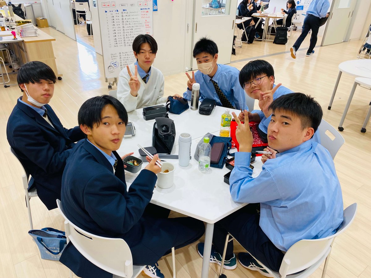 otemon_jh's tweet photo. ようやく、孤独な食事生活が終わる。この日を待ち望んでいました！！！学校のお昼休みに明るさが戻ってきました！
#追手門学院中学校 #追手門学院高等学校
#お昼休み https://t.co/vS001QbPId