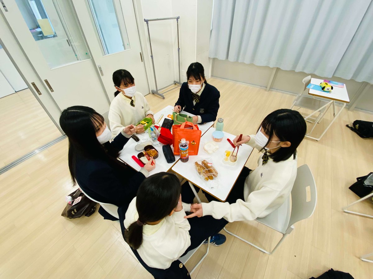 otemon_jh's tweet photo. ようやく、孤独な食事生活が終わる。この日を待ち望んでいました！！！学校のお昼休みに明るさが戻ってきました！
#追手門学院中学校 #追手門学院高等学校
#お昼休み https://t.co/vS001QbPId