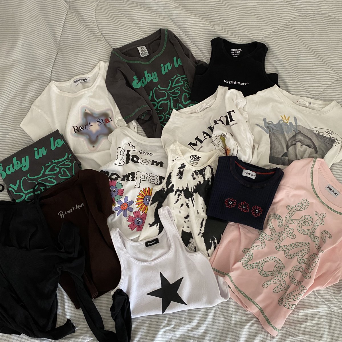 decnpoy's tweet photo. ส่งต่อเสื้อผ้าคับ 👊🏿 *

✿ vgh stylistshop mon2sun buarchom fallen angels
✿ ค่าส่ง 30 บาท ไม่บวกเพิ่ม
✿ มีทั้งใส่แล้วและยังไม่ได้ใส่ ขอคนเข้าใจคับ

#ส่งต่อเสื้อผ้า #ส่งต่อเสื้อผ้ามือสอง #โล๊ะตู้เสื้อผ้า #ส่งต่อvgh #ส่งต่อstylistshop #เสื้อผ้าy2k #เสื้อผ้ามือ2 https://t.co/m8i2ZFtHjy
