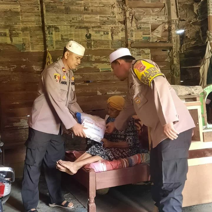 AzkaDorista's tweet photo. Giat jum'at curhat polsek danau kembar sekaligur pemberian sembako https://t.co/ckLkw5cMud