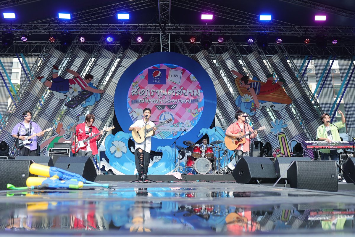 Entup2date's tweet photo. “THI-O &amp; TUTOR” นำทีม 11 หนุ่ม ศิลปินฝึกหัดค่าย 2 FLOW
ปล่อยจอยงานสงกรานต์กลางสยามสแควร์

อ่านต่อ... https://t.co/lC8Sb8Vi7i

#THIOTUTOR #ไทโอติวเตอร์ 
#2FLOWentertainment https://t.co/mvYVRqvVLI