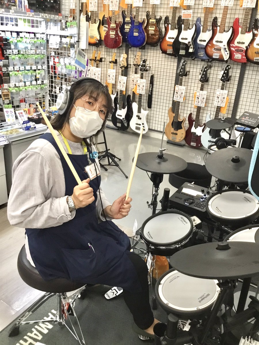 akabane_shima's tweet photo. 部活動応援フェア2023開催中📣

数量限定でビギナーズガイドをプレゼントしています🎸

ビギナーズガイドに掲載されている電子ドラム、シンセサイザー赤羽店にもございます❗️

ボーカル担当にもおすすめのマイクもありますよ🎤✨😊

#電子ドラム　
#TD27SCS 
#シンセ
#KROSS261SC
#マイク
#SM58 https://t.co/TfD0oL7IED