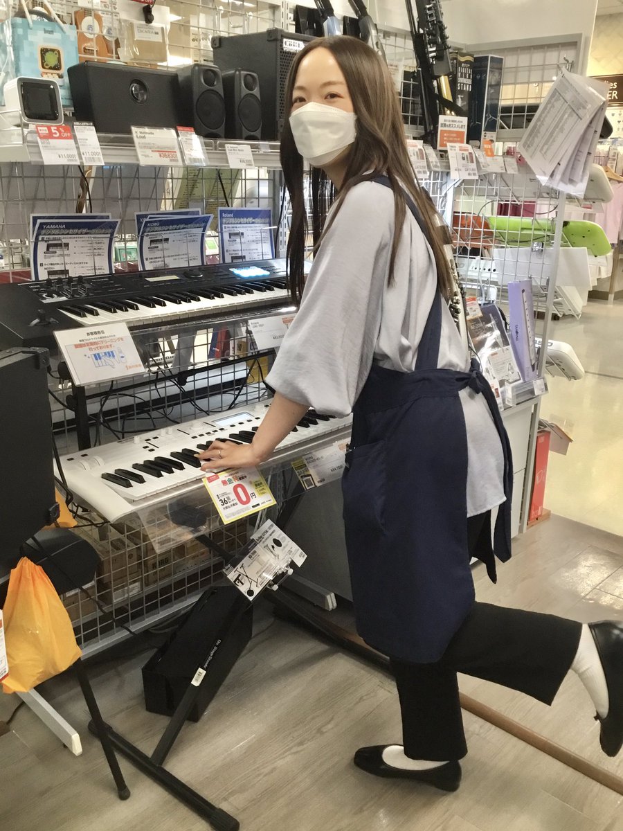 akabane_shima's tweet photo. 部活動応援フェア2023開催中📣

数量限定でビギナーズガイドをプレゼントしています🎸

ビギナーズガイドに掲載されている電子ドラム、シンセサイザー赤羽店にもございます❗️

ボーカル担当にもおすすめのマイクもありますよ🎤✨😊

#電子ドラム　
#TD27SCS 
#シンセ
#KROSS261SC
#マイク
#SM58 https://t.co/TfD0oL7IED
