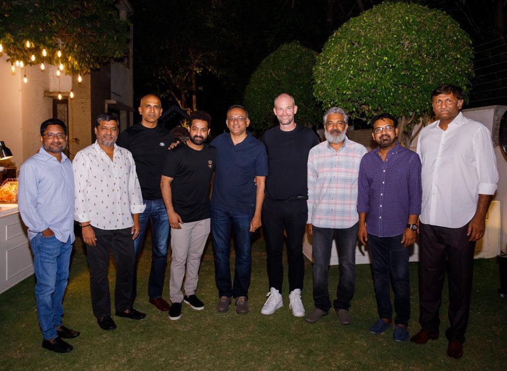 E24bollynews's tweet photo. Man of Masses NTR Jr hosts Amazon Studios VP James Farrell for a special dinner in Hyderabad.
@tarak9999 @ssrajamouli @Shobu_
#ManofMassesNTR #JamesFarrell #MythriNaveen #SirishReddy #NagaVamsi # #SSKarthikeya https://t.co/OtRGPTJGa7