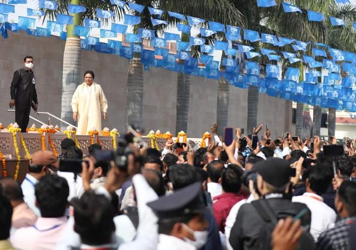 भारतीय संविधान के निर्माता,कमज़ोर व उपेक्षित वर्गों के मसीहा
परमपूज्य बाबा साहेब
डॉ. भीमराव अम्बेडकर जी की जयंती पर पार्टी की अध्यक्ष एवं पूर्व मुख्यमंत्री बहन कुमारी मायावती जी ने अपनी ओर से श्रद्धा सुमन अर्पित किए ।मेरे साथ साथ पार्टी के अन्य पदाधिकारी एवं कार्यकर्ता मोजूद रहे