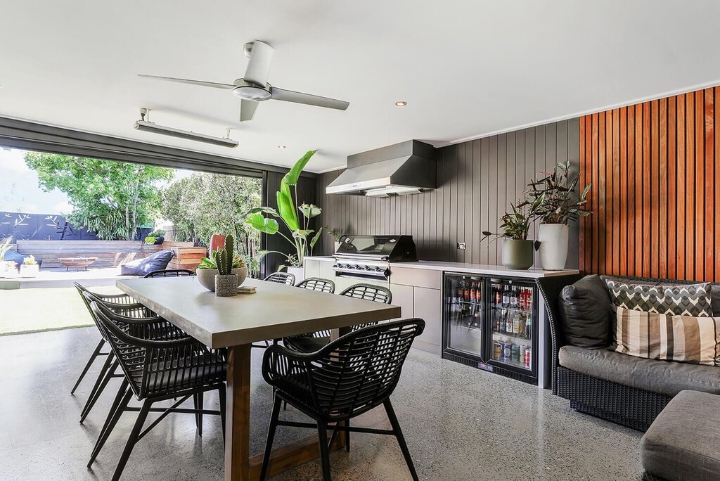 Sleek, with Serious Sizzle 🔥
Get ready to turn heads with project in Berwick. A fantastic kitchen that is sleek and stylish, and won't break the bank.

#bbqkitchen #bbqkitchens #alfrescokitchen #alfrescokitchens #outdoorkitchen #outdoorkitchens #corian instagr.am/p/CrAK1BvOthm/