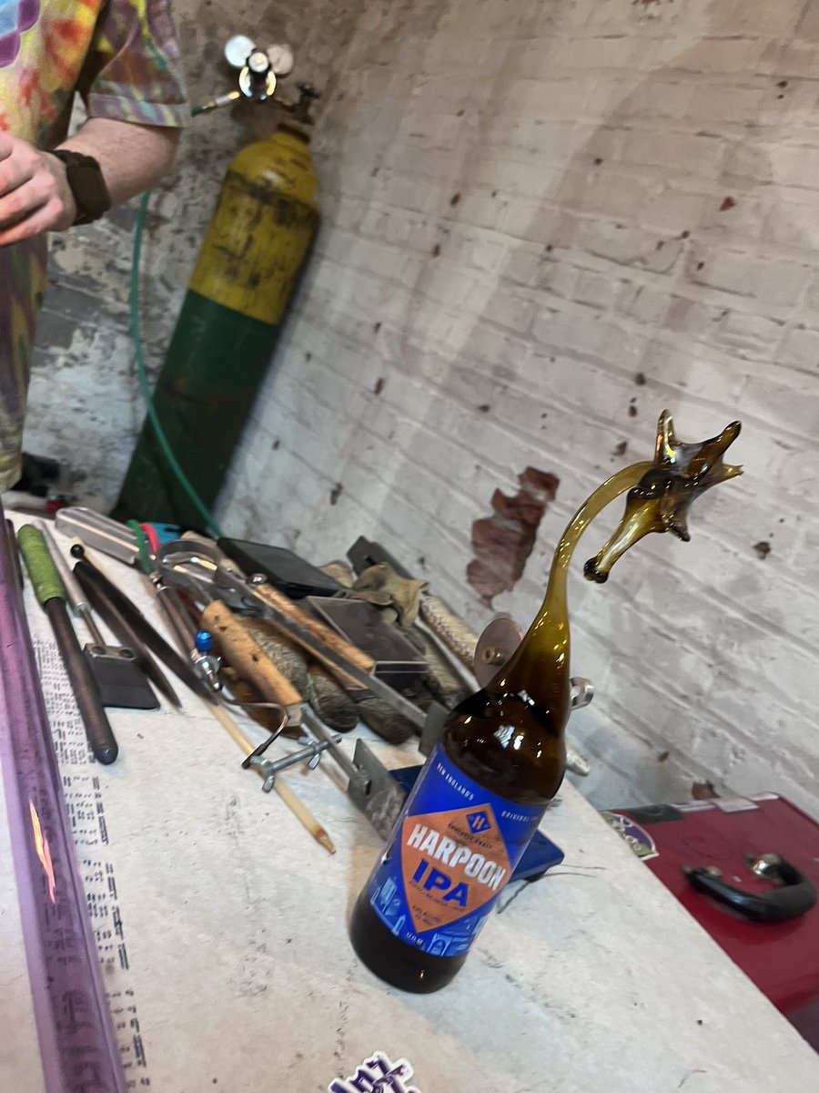 Yo let’s show some love for glass artists! Drop a pic of your favorite glass art !

Here’s a dragon made out of a beer bottle, blown live at <a href="/W3BSTOCK/">W3BSTOCK</a>