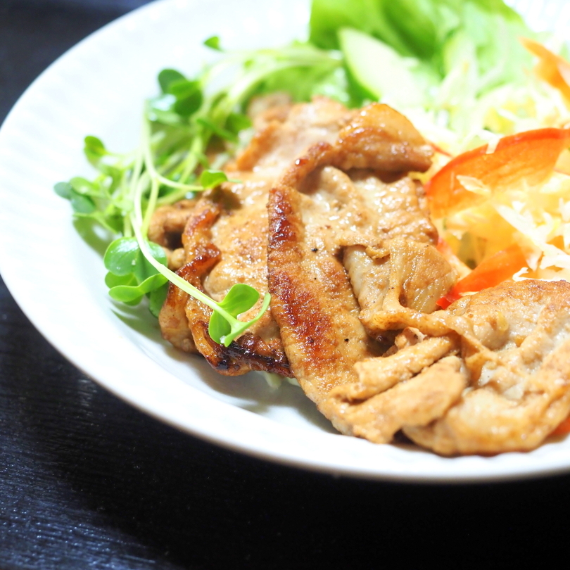 ＜たぬき食堂＞ 「しょうが焼き」と「法蓮草の胡麻よごし」