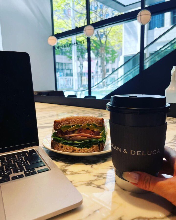 dirlamc's tweet photo. DEAN&amp;DELUCAのお気に入りセット🥪🤍

アボカド🥑とハム🥩がサンドされた
贅沢なサンドイッチ🤍
ラムレーズンとくるみが中に混ぜ込まれてて、
歯ごたえ抜群で美味しいの🥺💓
そして必ず
飲み物はホットチョコレートを☕️🖤

#サンドイッチ
#ホットチョコレート
#美しい
#働き始める
#素敵な一日 https://t.co/NE6HSquZ9K