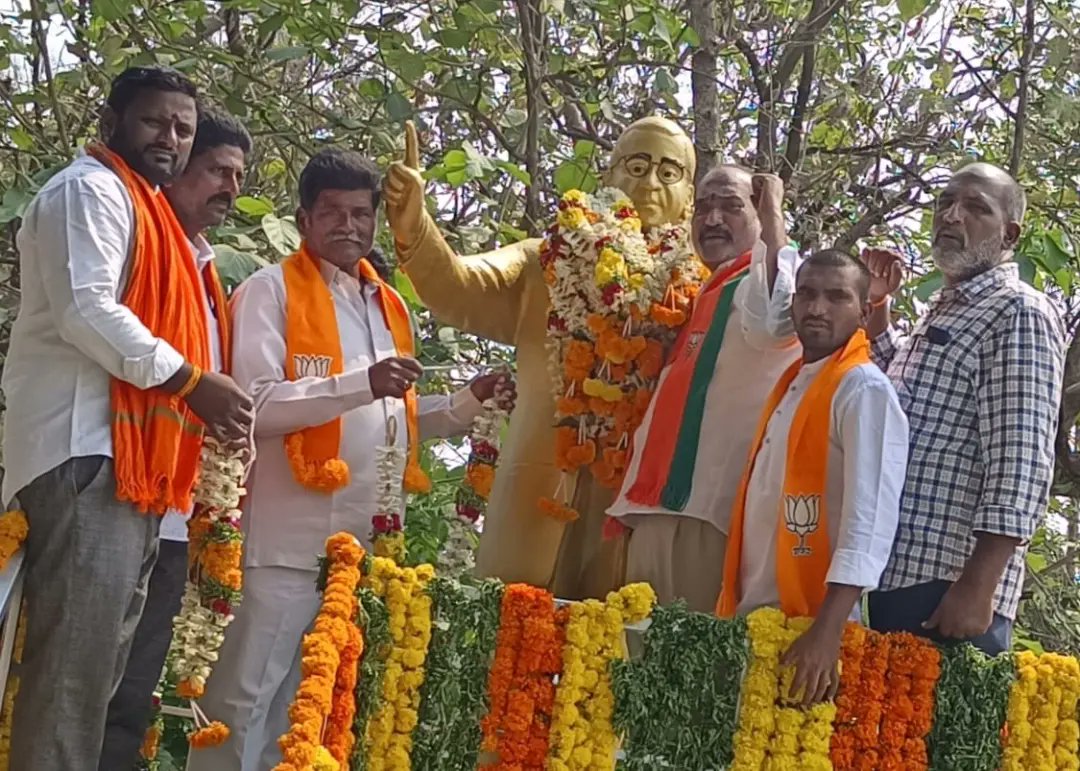 prasadhindu9's tweet photo. భారత రాజ్యాంగ నిర్మాత, డా. బి.ఆర్ అంబేద్కర్ గారి జయంతి సందర్భంగా తిరుమలాయ పాలెం మండల కేంద్రం లో వున్న అంబేద్కర్ గారి విగ్రహనికి పూలమాల వేసి నివాళులు అర్పించటం జరిగింది...🙏

#JaiBheem
#Thirumalayapalem
#AmbedkarJayanti2023 https://t.co/gYvWkotpdQ