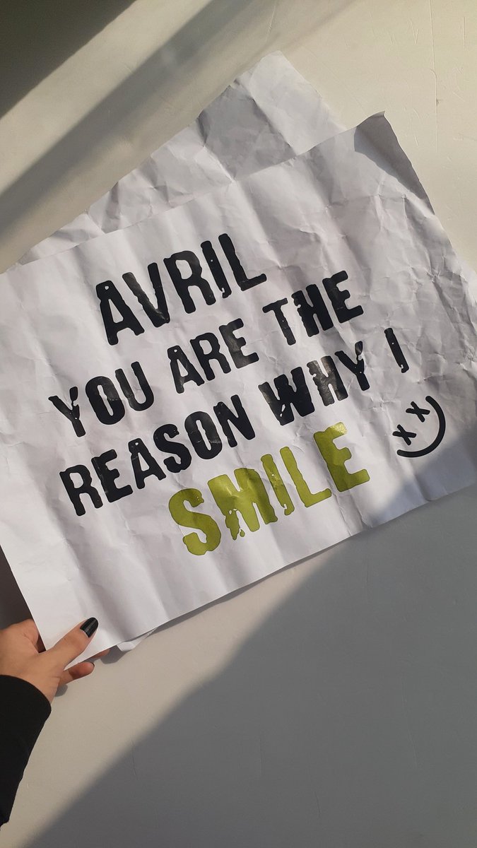 slaybenson's tweet photo. avril lavigne pointing and smiling at my sign 🥹🖤 i'll never get over it https://t.co/lfBVfVy3uB