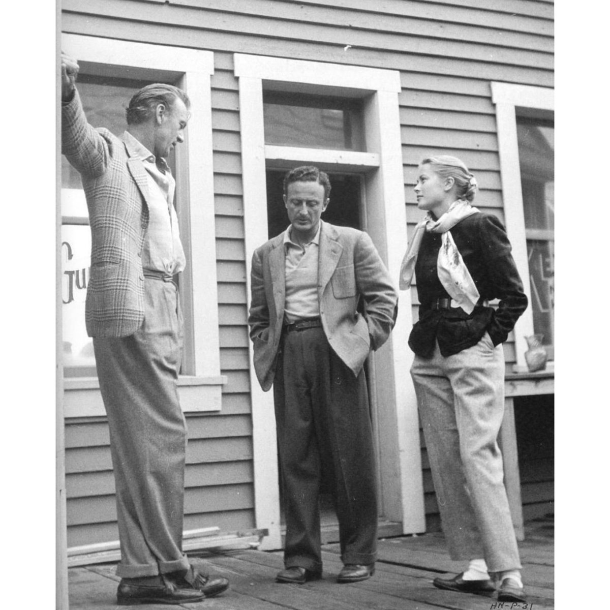 O_Thursday's tweet photo. Gary Cooper, Fred Zinnemann y Grace Kelly en el decorado de High Noon (1952). https://t.co/aHDexnQxdc