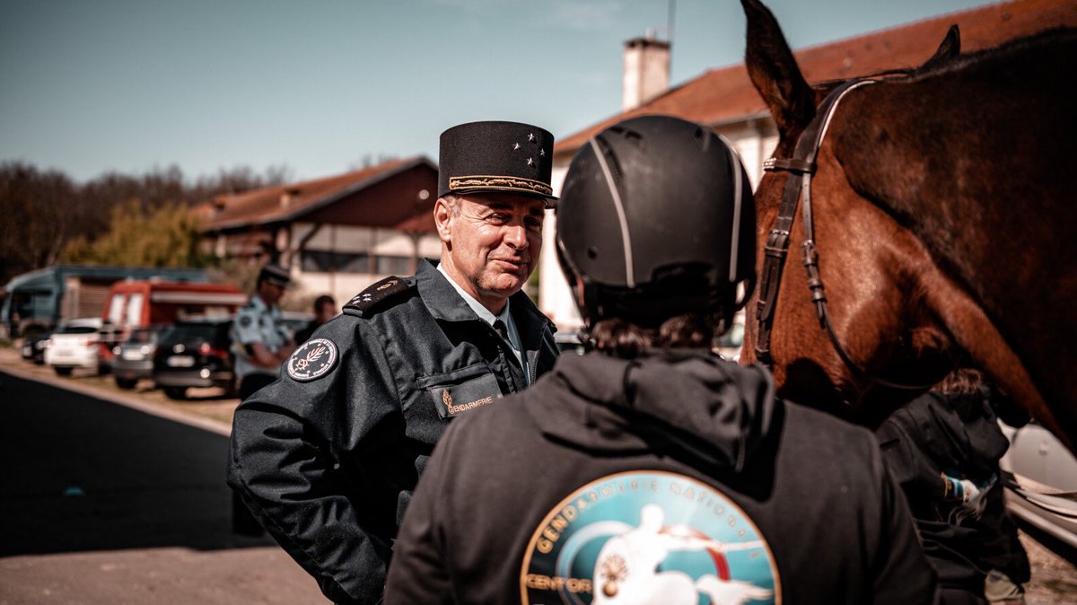 Gendarmerie's tweet photo. #CoupDeCœur 💙 Six gendarmes blessés en service ont participé au stage d'équitation Cent'Or.
➡️ Se reconstruire par le sport afin d'améliorer son bien-être physique et émotionnel.
📝 https://t.co/xsJQKUilsl
📷 Gnd S. Vermeer #Gendarmerie #CentOr https://t.co/XAiwYGQObf