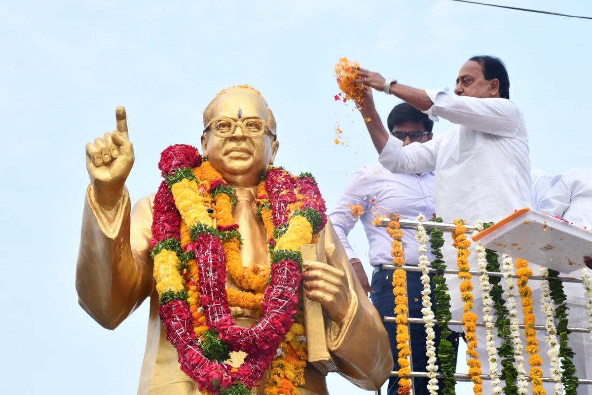 IKReddyAllola's tweet photo. భారత రాజ్యాంగ నిర్మాత, భారతరత్న డా.బి.ఆర్.అంబేద్కర్ గారి 132 వ జయంతి సందర్భంగా నిర్మల్ జిల్లా కేంద్రం ధర్మసాగర్ వద్ద గల ఆయన విగ్రహానికి  పూలమాలలు వేసి ఘనంగా నివాళులర్పించాను. https://t.co/6XETDFAeLo