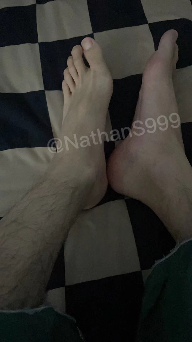 NathanS699's tweet photo. pt.2 让听话的直男小哥拍他45码的大脚调教他打飞机射在自己的内裤上
小哥说他平时很猛，平时和女朋友一晚能做6、7次。看到他鼓胀的大肉棒射出很多股浓精后才知道他果然没有吹牛。 https://t.co/50iLs5YYsB