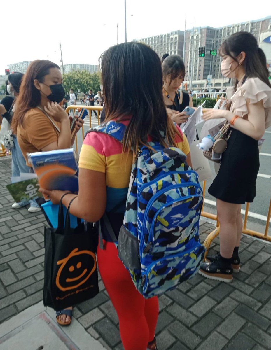 ‼️for awareness ‼️

 if you happen to bump on this gurl she's collecting freebies everywhere and selling it on a higher price.