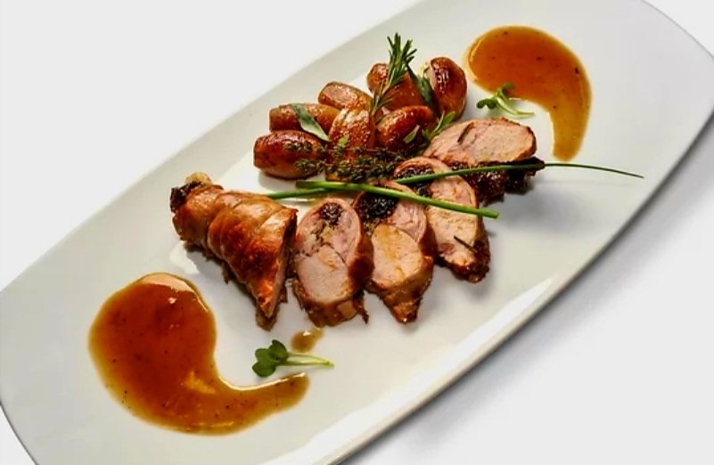 RabbitZimbabwe's tweet photo. Rabbit meat can be prepared using various methods like deep fat frying, pot roasting, and stewing . An oven roasted rabbit dish 😋, is the perfect way to end your week! Hoza Fryer-Friday everyone. 
#zicorba 
#healthymeat 
#letsmakezicorbagreat 
#rabbitfarming https://t.co/bPehinHLch