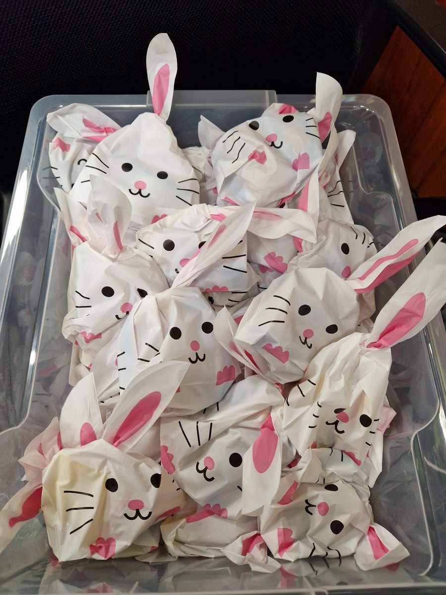 TeddyBusz's tweet photo. "Behind the scenes" at the Hotel Europa in Záhony to prepare for Easter deliveries... this is the side of humanitarian work that's often not appreciated, sorting, packing and carrying everything! https://t.co/Zv7pSuF1Gc