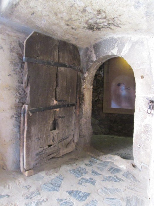 We often miss what's in plain sight: this wooden #door, when entering Corvin #Castle. The gate to the old dungeon and torture chambers. 500 Years Old. Said to be the castle's Only wooden door that survived the Great Fire of 13 April 1854. #History #Romania #Im4Ro