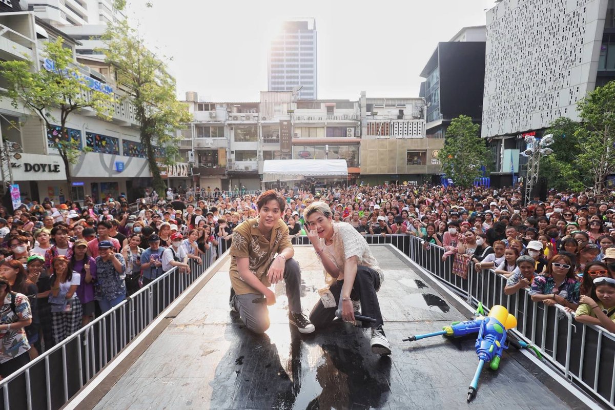 tingmonthly's tweet photo. THI-O &amp; TUTOR” นำทีม 11 หนุ่ม ศิลปินฝึกหัดค่าย 2 FLOW ปล่อยจอยงานสงกรานต์กลางสยามสแควร์
ติดตามต่อได้ที่ 🔗 https://t.co/2bA8txpvJo

#THIOTUTOR 
#ไทโอติวเตอร์
#2FLOWentertainment https://t.co/QPCUNrfmMX