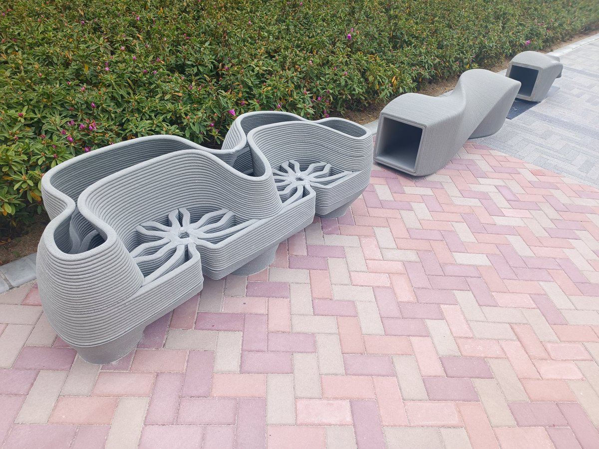 veresk_74u's tweet photo. うちの大学、3Dプリンタで作られたと思しきベンチがあります。
前衛的デザインです。 https://t.co/NM2z8gDLWE